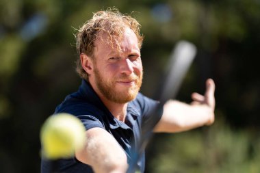 Amatör bir turnuvada tenis oynuyor ve Halle Almanya 'da çimlerde maç yapıyor.