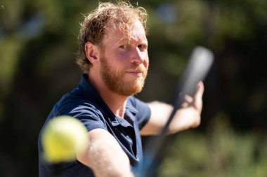 Amatör bir turnuvada tenis oynuyor ve Halle Almanya 'da çimlerde maç yapıyor.