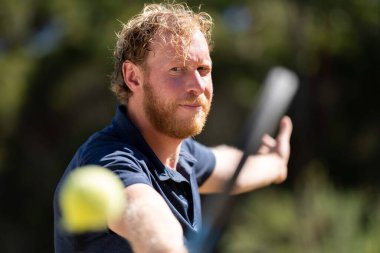 Amatör bir turnuvada tenis oynuyor ve Halle Almanya 'da çimlerde maç yapıyor.