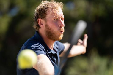 Amatör bir turnuvada tenis oynuyor ve Halle Almanya 'da çimlerde maç yapıyor.