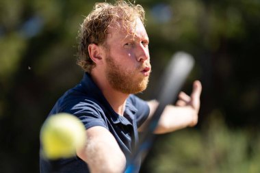 Amatör bir turnuvada tenis oynuyor ve Halle Almanya 'da çimlerde maç yapıyor.