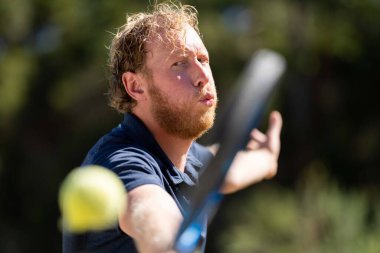 Amatör bir turnuvada tenis oynuyor ve Halle Almanya 'da çimlerde maç yapıyor.