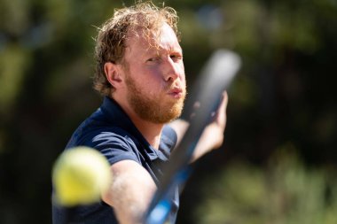 Amatör bir turnuvada tenis oynuyor ve Halle Almanya 'da çimlerde maç yapıyor.