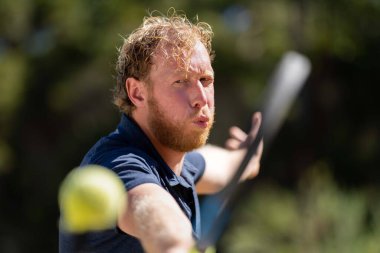 Amatör bir turnuvada tenis oynuyor ve Halle Almanya 'da çimlerde maç yapıyor.