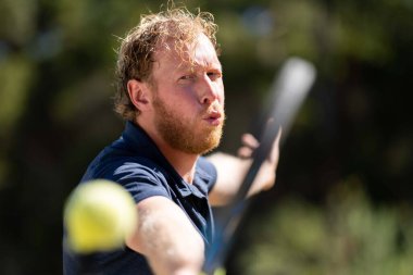 Amatör bir turnuvada tenis oynuyor ve Halle Almanya 'da çimlerde maç yapıyor.