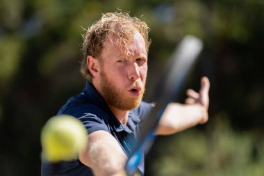 Amatör bir turnuvada tenis oynuyor ve Halle Almanya 'da çimlerde maç yapıyor.
