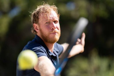 Amatör bir turnuvada tenis oynuyor ve Halle Almanya 'da çimlerde maç yapıyor.