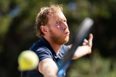 Amatör bir turnuvada tenis oynuyor ve Halle Almanya 'da çimlerde maç yapıyor.