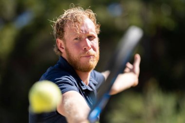 Amatör bir turnuvada tenis oynuyor ve Halle Almanya 'da çimlerde maç yapıyor.