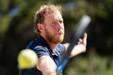 Amatör bir turnuvada tenis oynuyor ve Halle Almanya 'da çimlerde maç yapıyor.