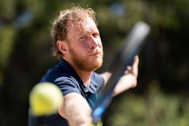 Amatör bir turnuvada tenis oynuyor ve Halle Almanya 'da çimlerde maç yapıyor.