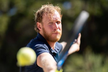Amatör bir turnuvada tenis oynuyor ve Halle Almanya 'da çimlerde maç yapıyor.
