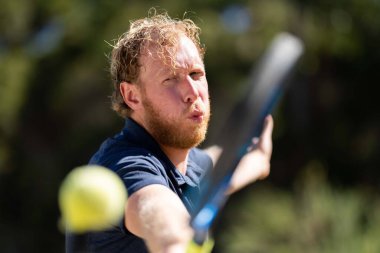 Amatör bir turnuvada tenis oynuyor ve Halle Almanya 'da çimlerde maç yapıyor.
