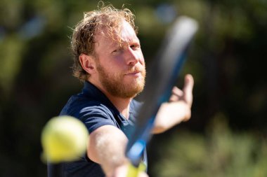 Amatör bir turnuvada tenis oynuyor ve Halle Almanya 'da çimlerde maç yapıyor.