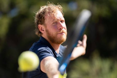 Amatör bir turnuvada tenis oynuyor ve Halle Almanya 'da çimlerde maç yapıyor.