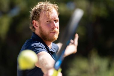 Amatör bir turnuvada tenis oynuyor ve Halle Almanya 'da çimlerde maç yapıyor.