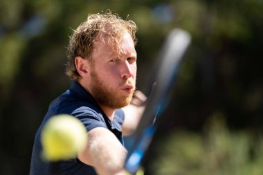 Amatör tenisçi Melbourne, Avustralya 'da çimlerin üzerinde tenis oynuyor. 