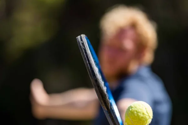 业余网球手在德国哈雷河边的比赛和草地上的比赛 — 图库照片