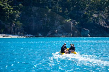 Avustralya, Queensland 'de turist tekneleri ve tur tekneleri. Büyük Set Resifi 'ndeki gezginler, mercan ve balıkların üzerinde. Suyun üzerinde parti yapan gençlerin turizm yatları
