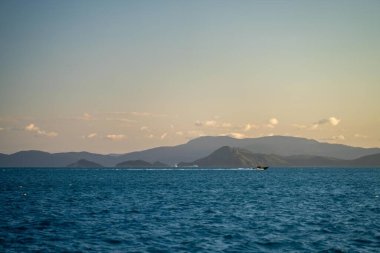Büyük Set Resifi 'ndeki tropik ada. Mercan kayalıkları, yelkenli yatlar. Tatilde tekneler ve süper yatlar. Okyanusta seyahatler