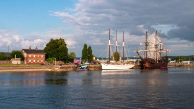 Honfleur, Fransa - 4 Ağustos 2021: Honfleur limanında iki tarihi İspanyol gemisi, Calvados departmanında bir Fransız komünü ve Normandiya 'daki ünlü turizm beldesi.