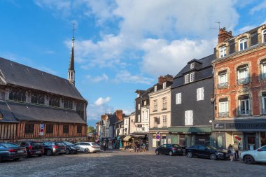 Honfleur, Fransa - 4 Ağustos 2021: Eski Honfleur kasabasının Picturesque caddesi, Calvados bölgesinde bir Fransız komünü ve Normandiya 'daki ünlü turizm beldesi. Özellikle de eski limanıyla..