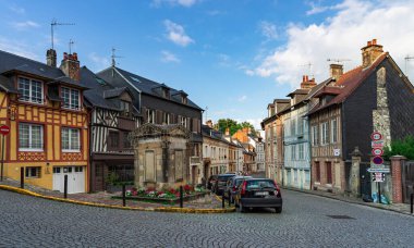 Honfleur, Fransa - 4 Ağustos 2021: Eski Honfleur kasabasının Picturesque meydanı, Calvados bölgesinde bir Fransız komünü ve Normandiya 'daki ünlü turizm beldesi. Özellikle de eski limanıyla..