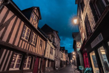 Honfleur, Fransa - 4 Ağustos 2021: Eski Honfleur kasabasının Picturesque caddesi, Calvados bölgesinde bir Fransız komünü ve Normandiya 'daki ünlü turizm beldesi. Özellikle de eski limanıyla..
