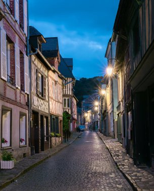 Honfleur, Fransa - 4 Ağustos 2021: Eski Honfleur kasabasının Picturesque caddesi, Calvados bölgesinde bir Fransız komünü ve Normandiya 'daki ünlü turizm beldesi. Özellikle de eski limanıyla..
