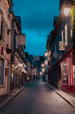 Honfleur, Fransa - 4 Ağustos 2021: Eski Honfleur kasabasının Picturesque caddesi, Calvados bölgesinde bir Fransız komünü ve Normandiya 'daki ünlü turizm beldesi. Özellikle de eski limanıyla..