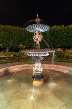 Honfleur, Fransa - 4 Ağustos 2021: Honfleur 'daki tarihi fıskiyeli gece sahnesi, Calvados bölgesinde bir Fransız komünü ve Normandiya' daki ünlü turizm beldesi.