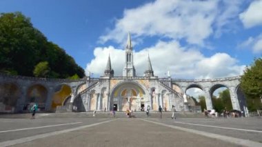 Lourdes, Fransa - 28 Ağustos 2021 Marian hayaletleri tarafından bilinen ünlü bir hac yeri olan Lourdes leydimizin mabedi. Zaman aşımı.