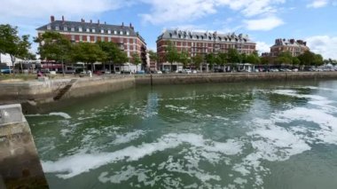Le Havre, Fransa - 8 Ağustos 2021: Le Havre, Normandiya, Fransa 'daki Kanal, köpüklü ve kirli şehir suyuyla