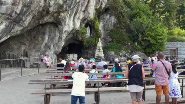 Lourdes Frankrike Augusti 2021 Pilgrimer Ber Framför Den Heliga Grottan — Stockvideo