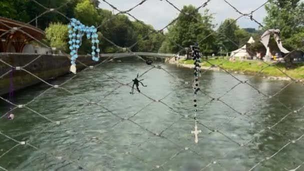 Lourdes França Agosto 2021 Rosários Pendurados Corrimão Ponte Sobre Rio — Vídeo de Stock