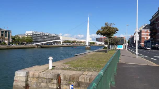 アーブル フランス 2021年8月8日 フランスのノルマンディー アーブルの町の中心部で 商業盆地を横断する歩道橋があります — ストック動画