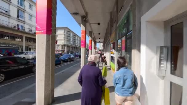 Havre Fransa Ağustos 2021 Göçmen Kadınlar Havre Alışveriş Caddesinde Yürüyorlar — Stok video