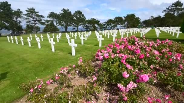 Colleville Sur Mer Frankrijk Augustus 2021 Amerikaanse Begraafplaats Met Kruisen — Stockvideo