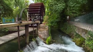 Veules Roses, Normandiya 'daki Veules nehrinin değirmen çarkı. Veules, Fransa 'daki en kısa nehirdir.