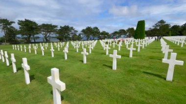 Colleville sur Mer, Fransa - 5 Ağustos 2021: 2. Dünya Savaşı sırasında Avrupa 'da ölen Amerikan askerlerini onurlandıran Colleville Sur Mer mezarlığında haçlarla dolu Amerikan Mezarlığı