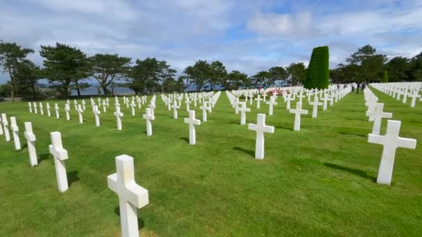 2021年8月5日 法国滨海科列维尔公墓 位于南海科列维尔公墓 Colleville Sur Mer 的一座美国公墓 旁边排列着十字 纪念二战期间在欧洲阵亡的美国军人 — 图库视频影像