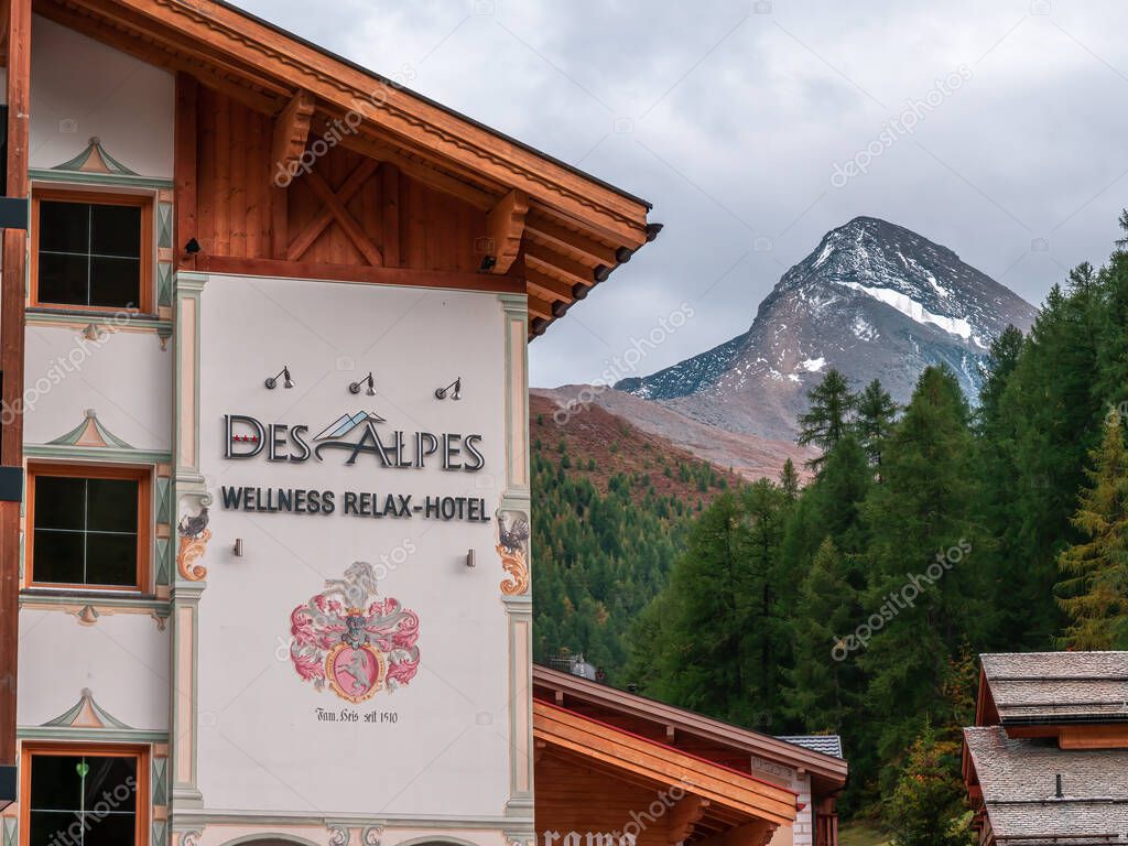 Samnaun, Suiza - 28 de septiembre de 2021: Des Alpes wellness relax hotel,  cafetería y restaurante en la estación de esquí y zona franca suiza Samnaun  2023