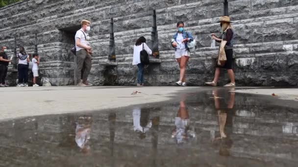 Lourdes França Agosto 2021 Pessoas Enchendo Garrafas Água Benta Lourdes — Vídeo de Stock