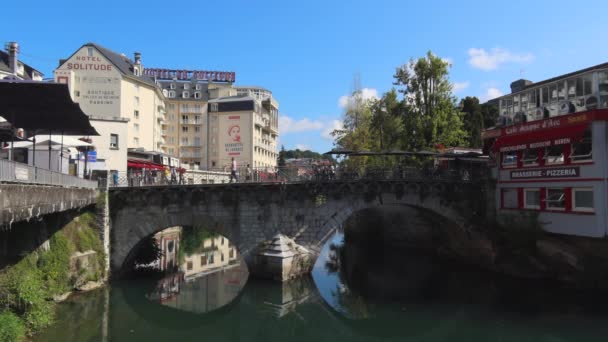 ルルド フランス 2021年8月28日 川を渡る歴史的な橋聖母マリアの出現による有名な巡礼地ルルドの乱用 — ストック動画