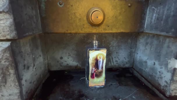 ルルド フランス 2021年8月28日 聖母マリアの出現の場所でルルドの聖なる水でボトルを埋める — ストック動画