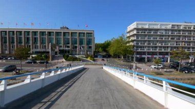 Le Havre, Fransa - 8 Ağustos 2021: Gimbal Ticaret Havzası 'ndaki Footbridge' de yürüyor