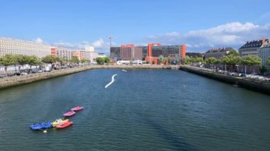 Le Havre, Fransa - 8 Ağustos 2021: Le Havre 'nin merkezi, Mercure Le Havre Center Bassin du Commerce oteline bakıyor. Normandiya, Fransa.