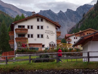 Samnaun, İsviçre - 28 Eylül 2021: Kayak merkezindeki Bundnerhof Oteli ve İsviçre vergisiz bölgesi Samnaun