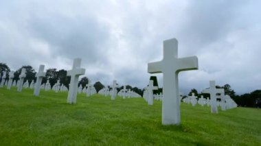 Colleville sur Mer, Fransa - 5 Ağustos 2021: 2. Dünya Savaşı sırasında Avrupa 'da ölen Amerikan askerlerini onurlandıran bir mezarlık olan Corlleville Sur Mer' de Amerikan mezarlığı haçlarla kaplandı. Zaman aşımı.