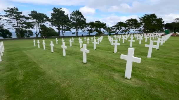 2021年8月5日 第二次世界大戦中にヨーロッパで戦死したアメリカ兵を顕彰する第二次世界大戦墓地であるコルヴィル シュル メールの十字架が並ぶアメリカ墓地 — ストック動画